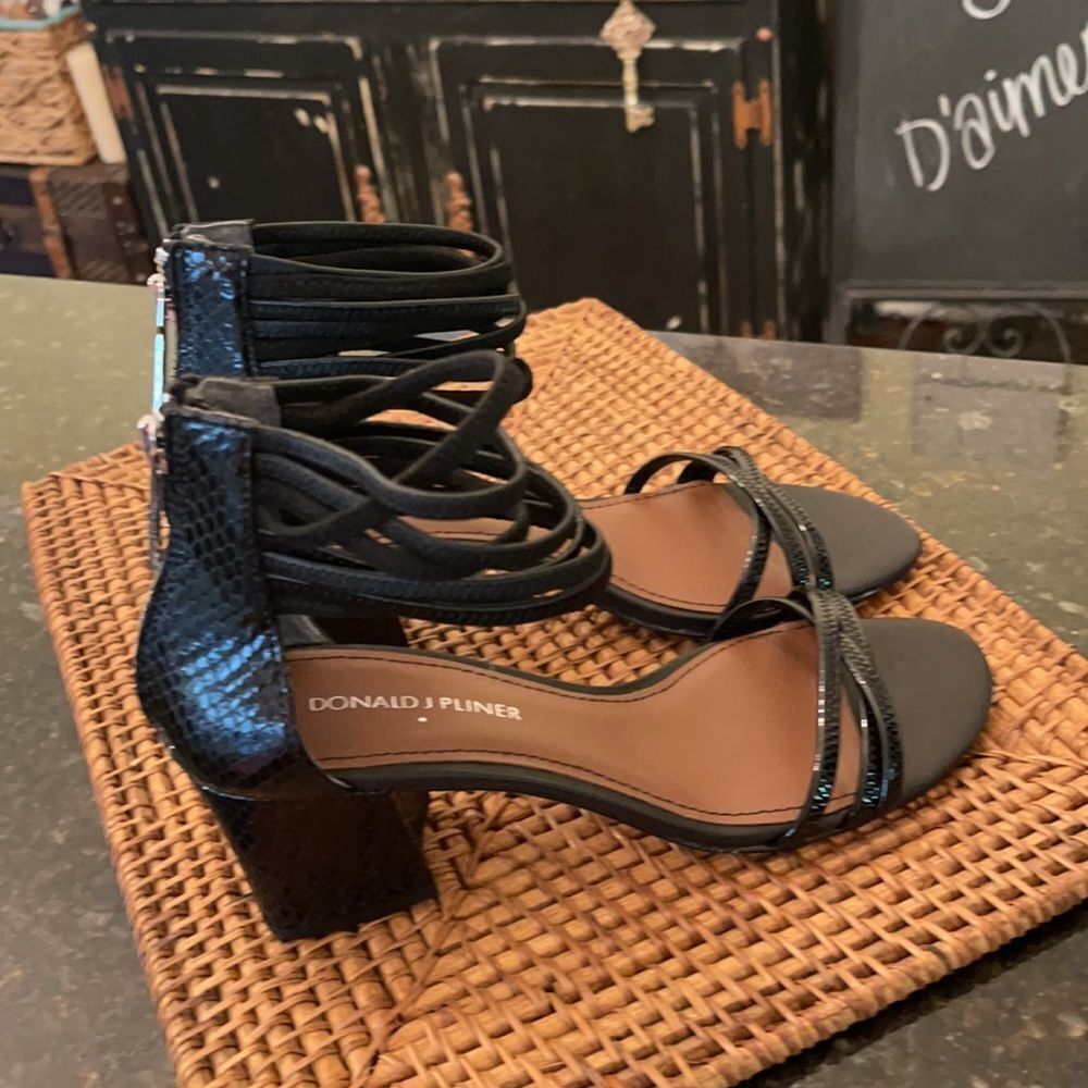 Donald J Pliner LN! Sz 6.5 Black Strapoy Sandals